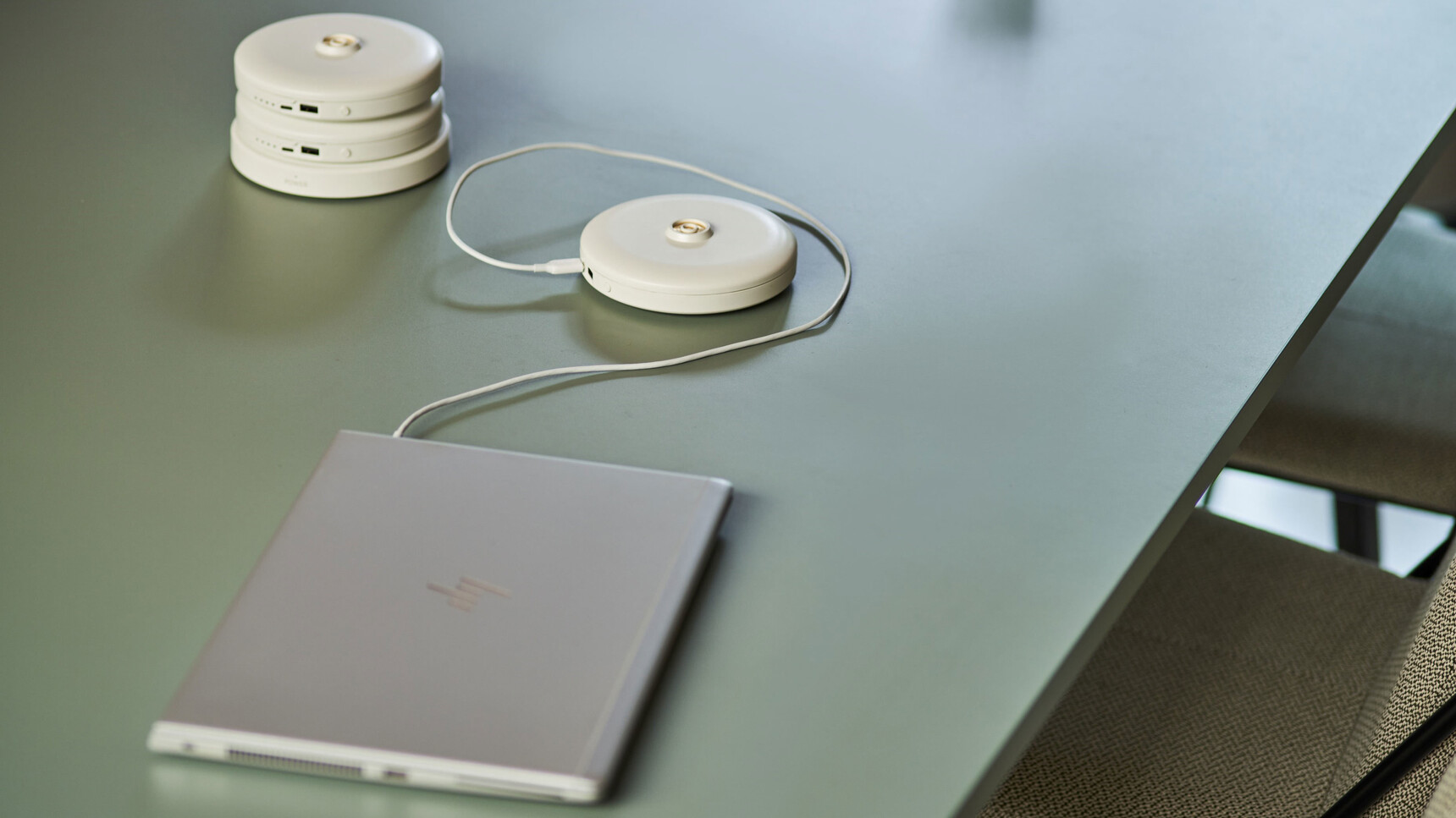 Workstories Freedom Flexible Power Bank With Charging Base White Finish Detail Image