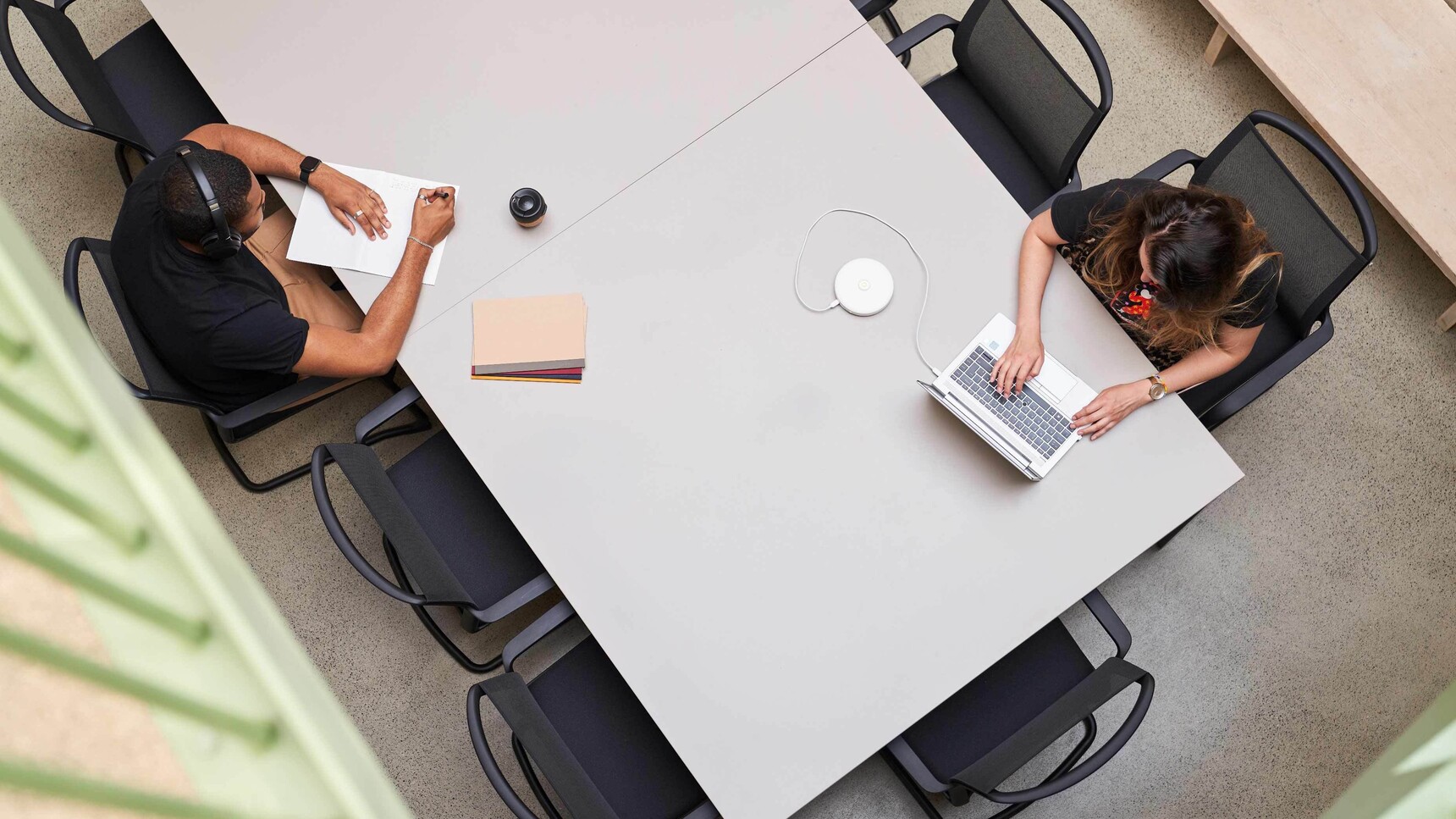 Workstories Freedom Flexible Power Bank With Charging Base White Finish Office Setting