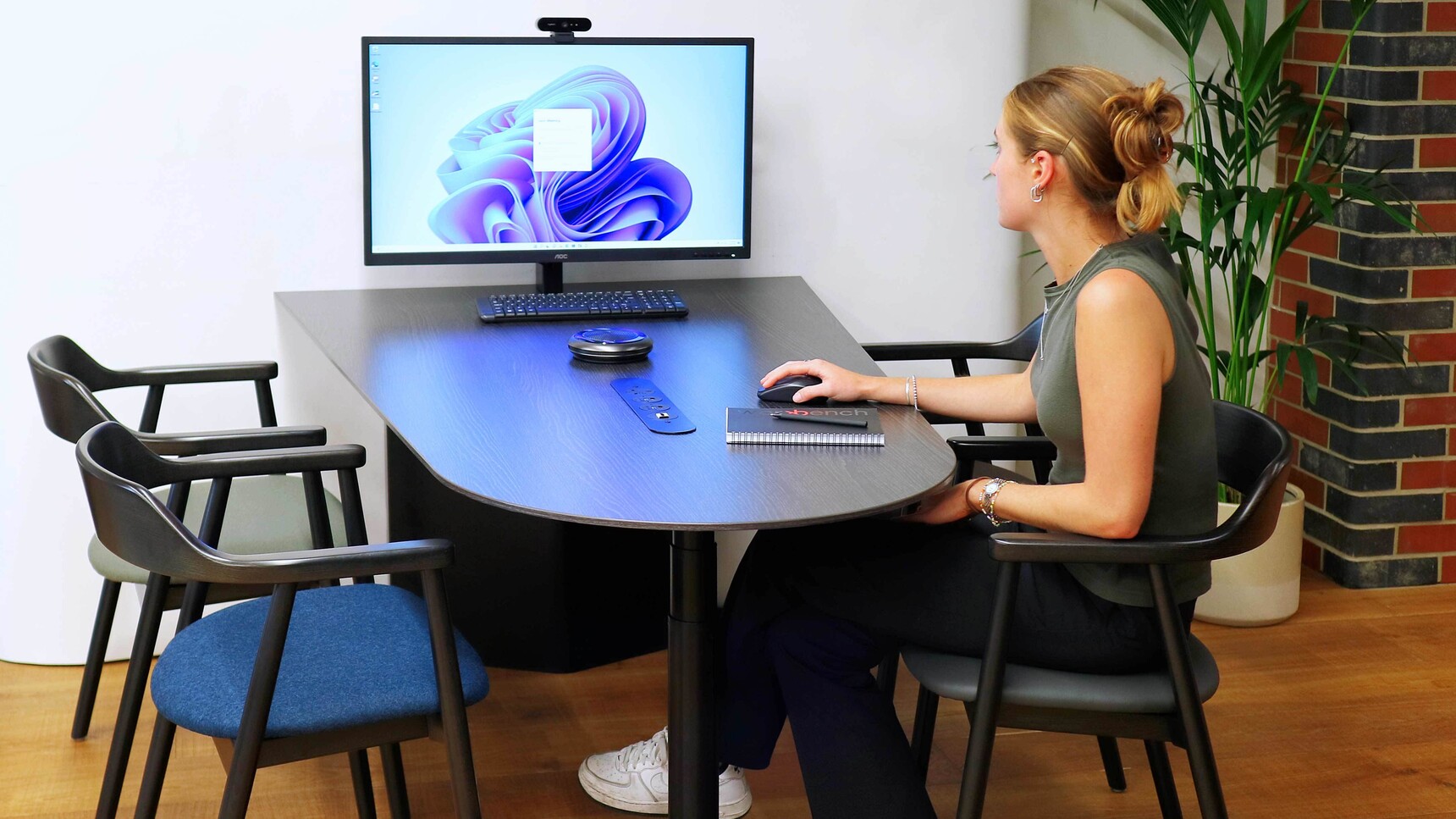 Workbench Pogo Shaped Rise and Fall AV Table In Office Environment