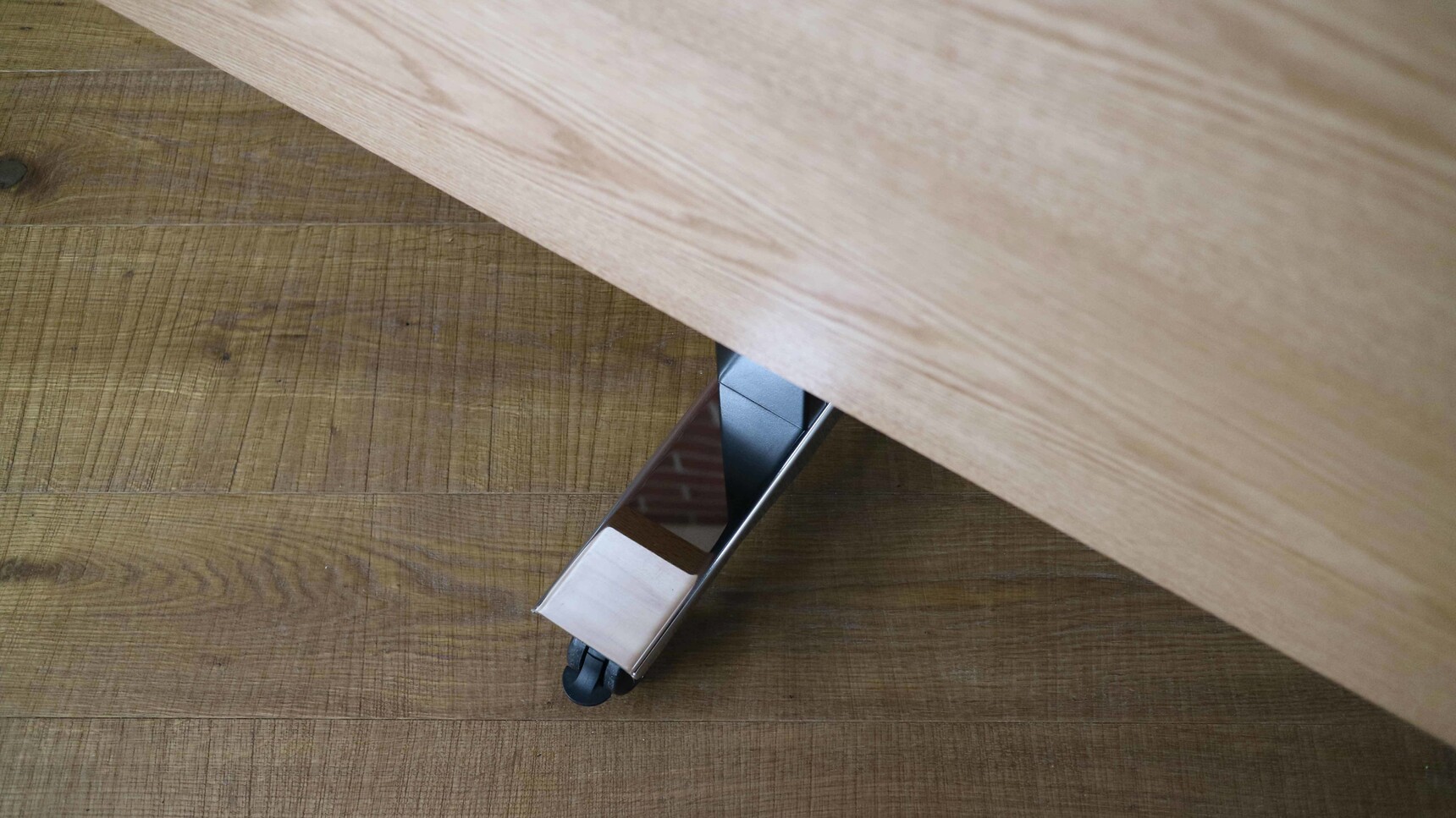 Workbench Sutton Flip Rectangular Maple Black Detail Image