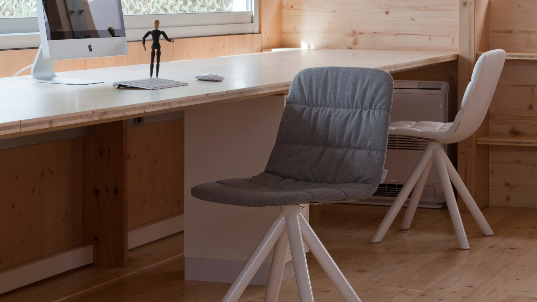 Viccarbe Maarten Soft Upholstered Chairs With Metal Swivel Base White Base Detail Image