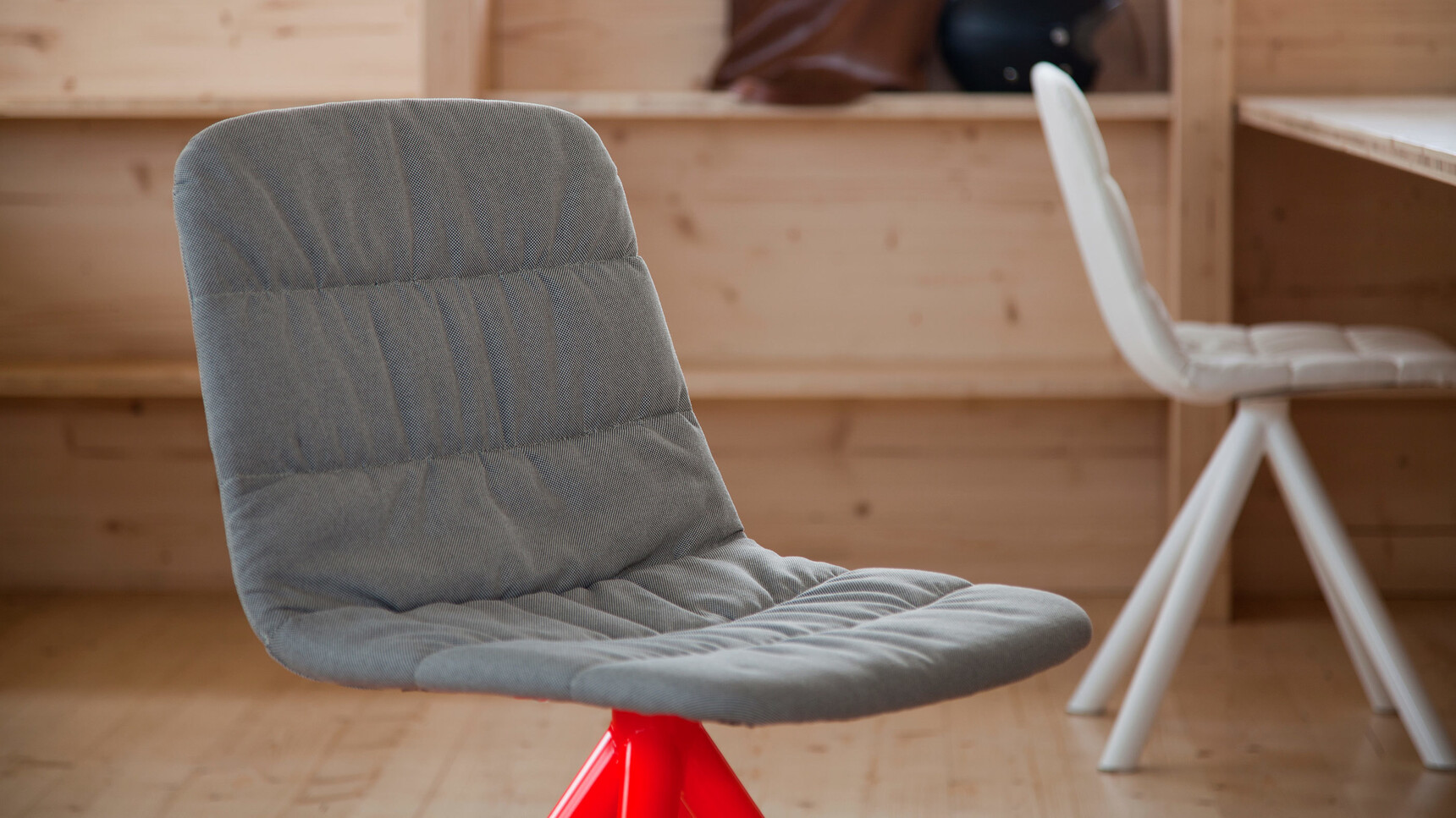 Viccarbe Maarten Soft Upholstered Chairs With Fluorescent Swivel Base Detail Image