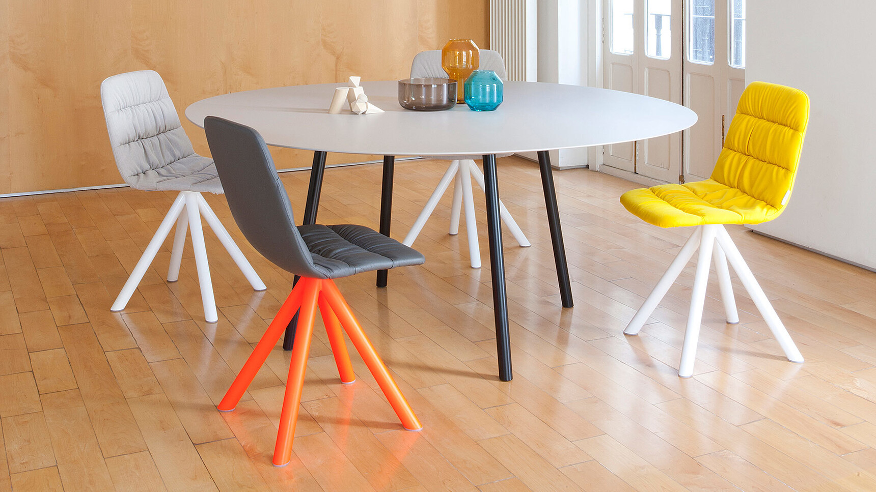 Viccarbe Maarten Soft Upholstered Chairs With Metal Swivel Base In White And Fluorescent Orange Bases At Table