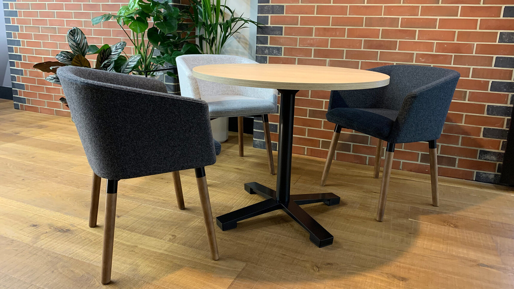 Workbench Air Circular Table Oak Laminate Black WB2623 HR