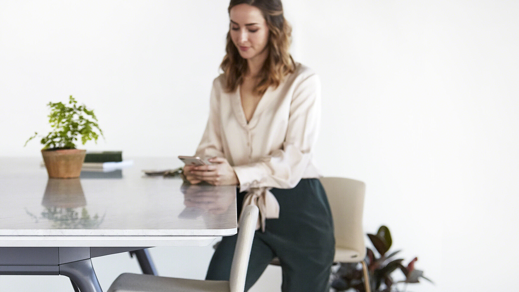 Coalesse Potrero415 Rectangular Poseur Height Table White Top Detail Image