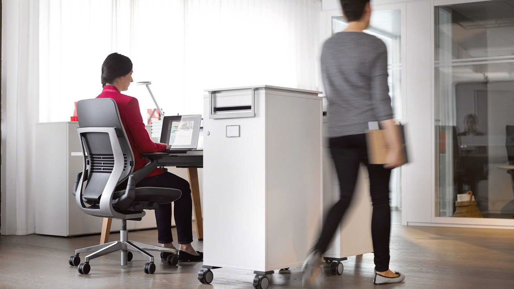 Steelcase Gesture Shell Back Office Chair With Grey Upholstery And Black Grey Frame With Polished Aluminium Base On Castors At Desk In Use By A Person
