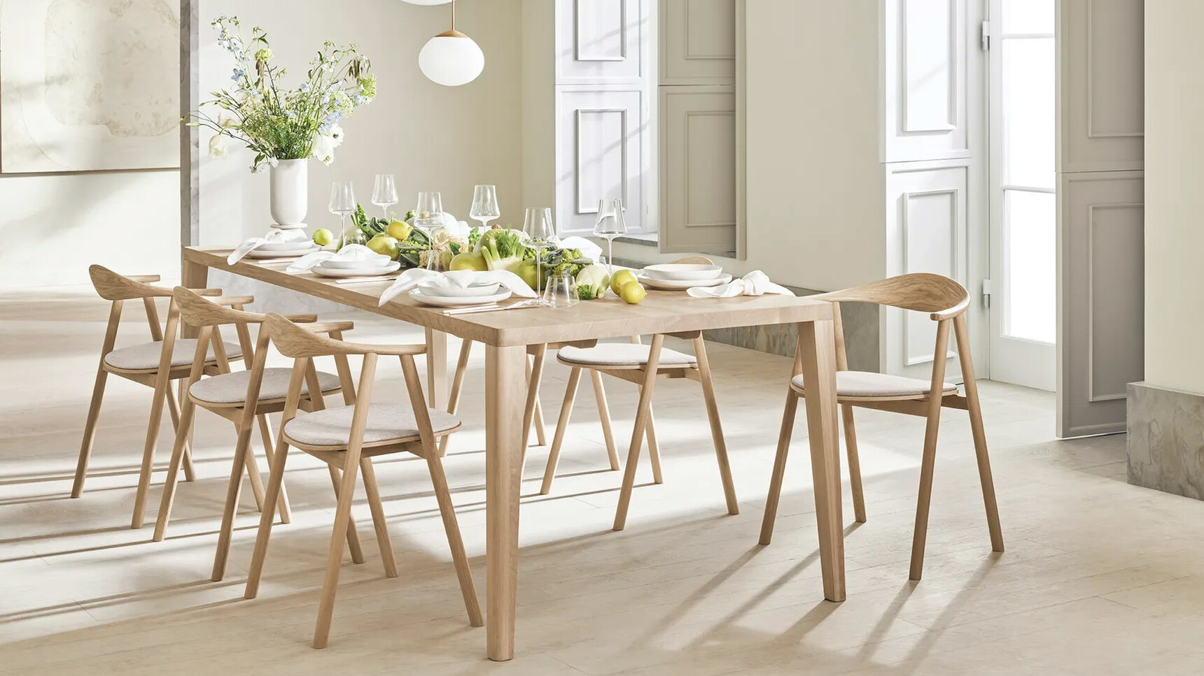 Bolia Swing Meeting Chairs With Upholstered Seat At Table In Dining Area