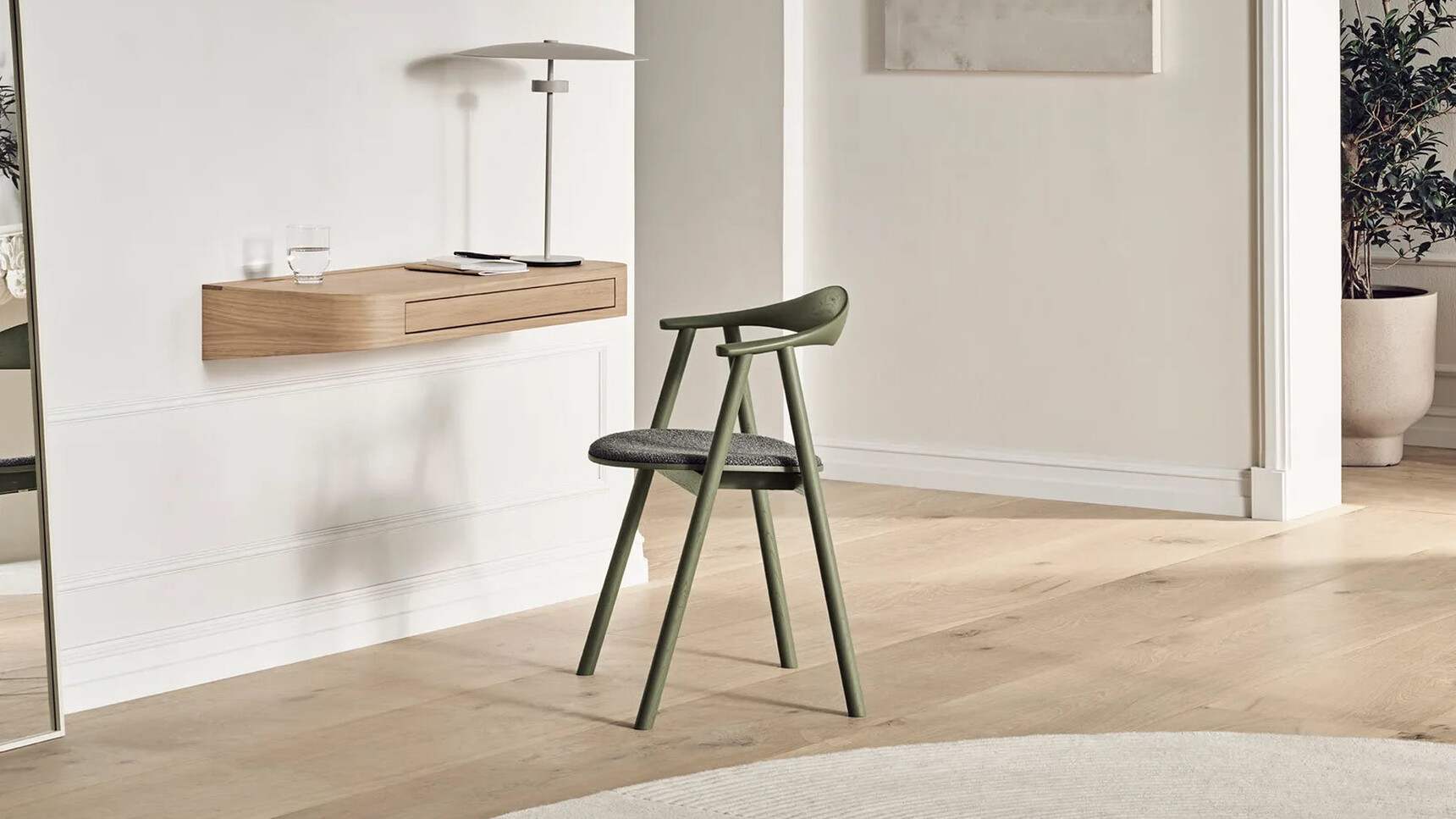 Bolia Swing Meeting Chair With Upholstered Seat Family Image
