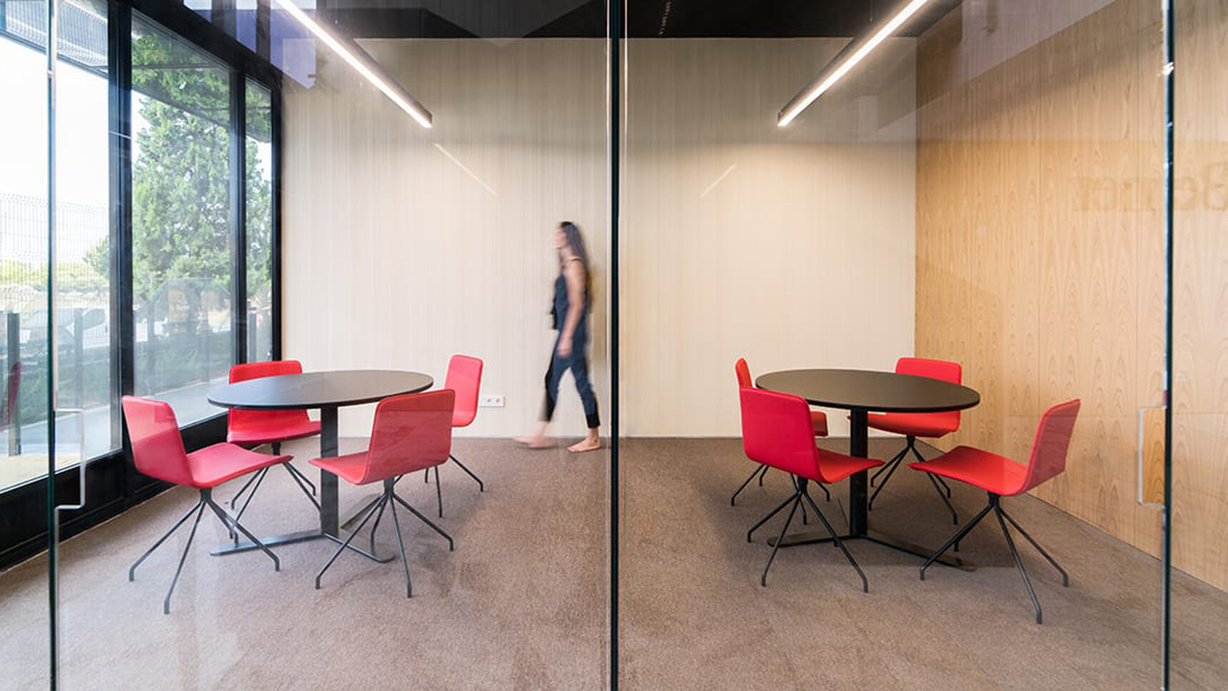 Viccarbe Klip Meeting Chairs With Pyramidal Swivel Base In Office  Environment