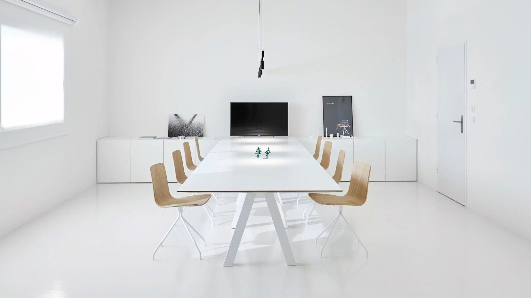 Viccarbe Klip Meeting Chair With Pyramidal Swivel Base At Table In Office Setting