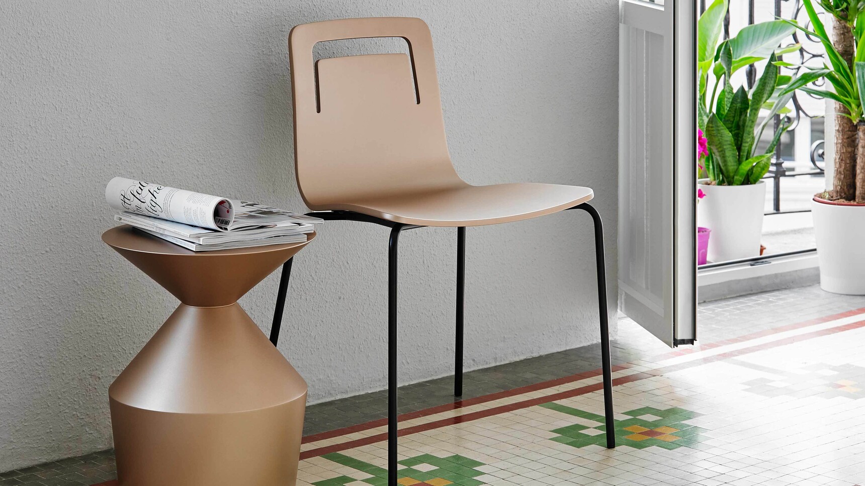 Viccarbe Klip Meeting Chair With Four Metal Base Family Image