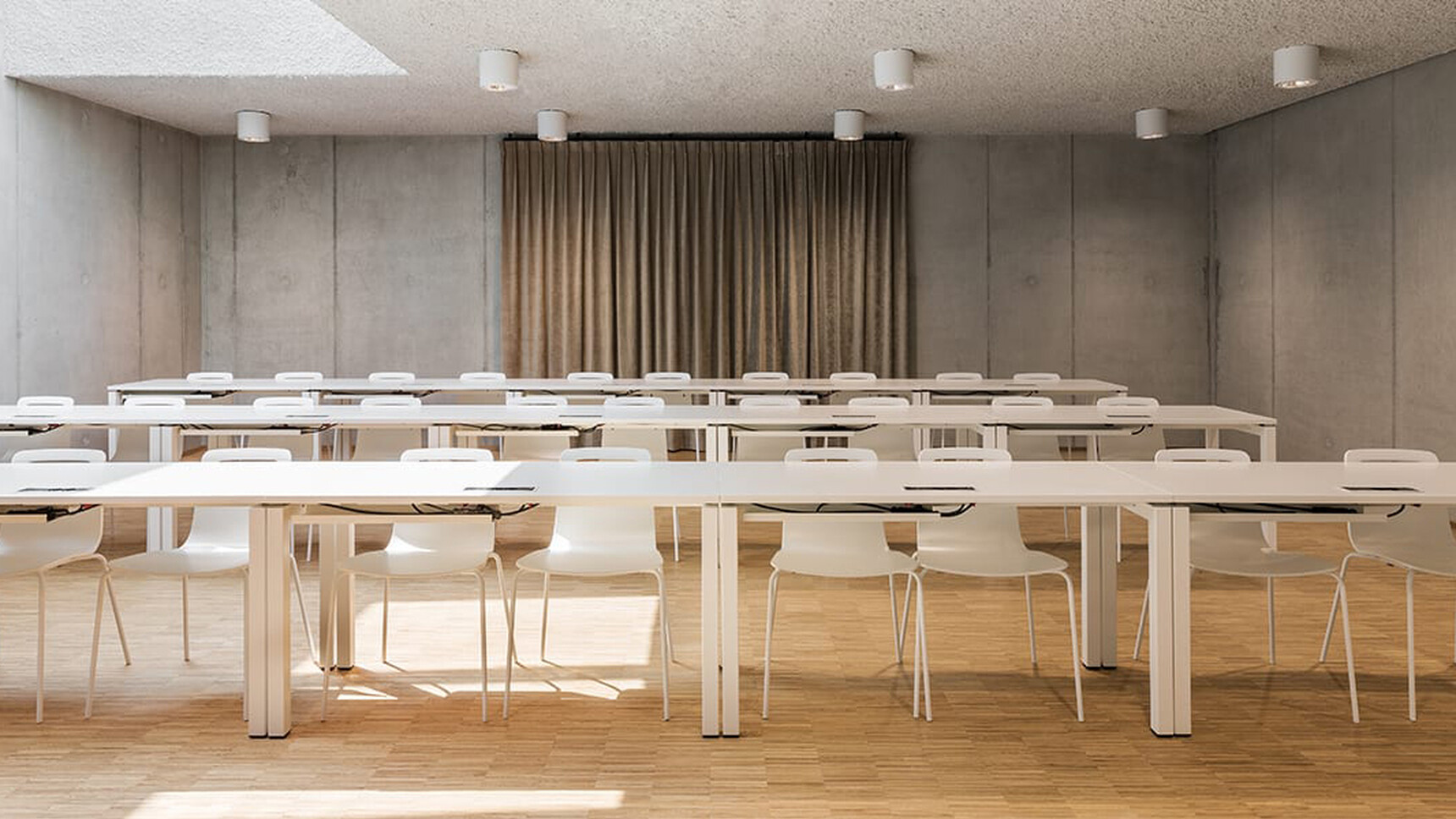 Viccarbe Klip Meeting Chairs With Four Metal Base In Office Setting