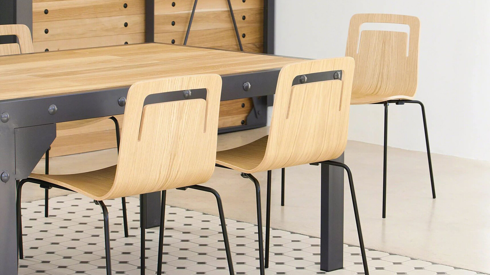 Viccarbe Klip Upholstered Meeting Chair With Four Metal Base Family Image