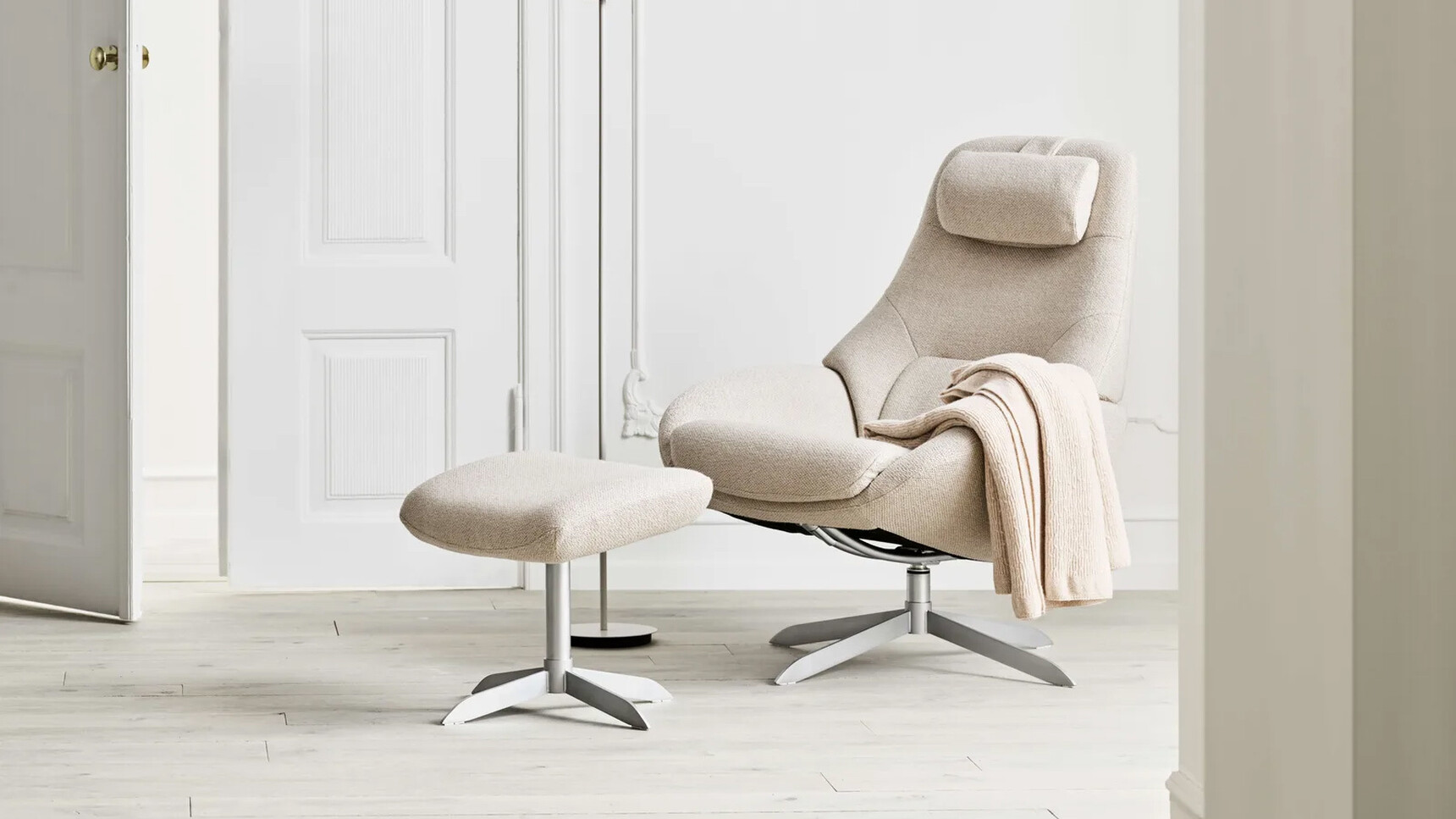 Bolia Saga Armchair Footstool Universal Headrest Reflection Floorlamp Plover Throw In Lounge Setting