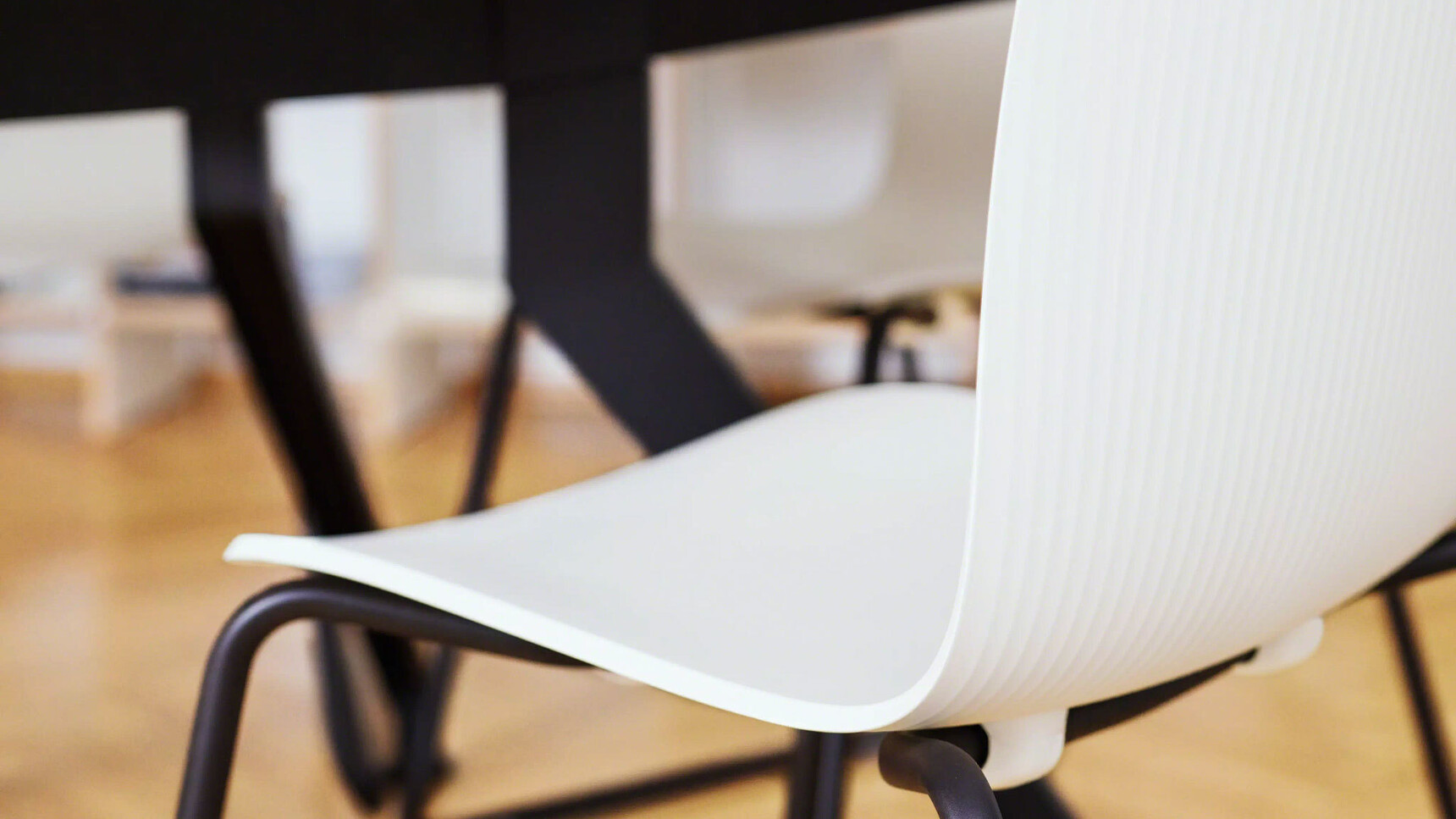 Steelcase Cavatina Meeting Chair Sled Base Detail Image