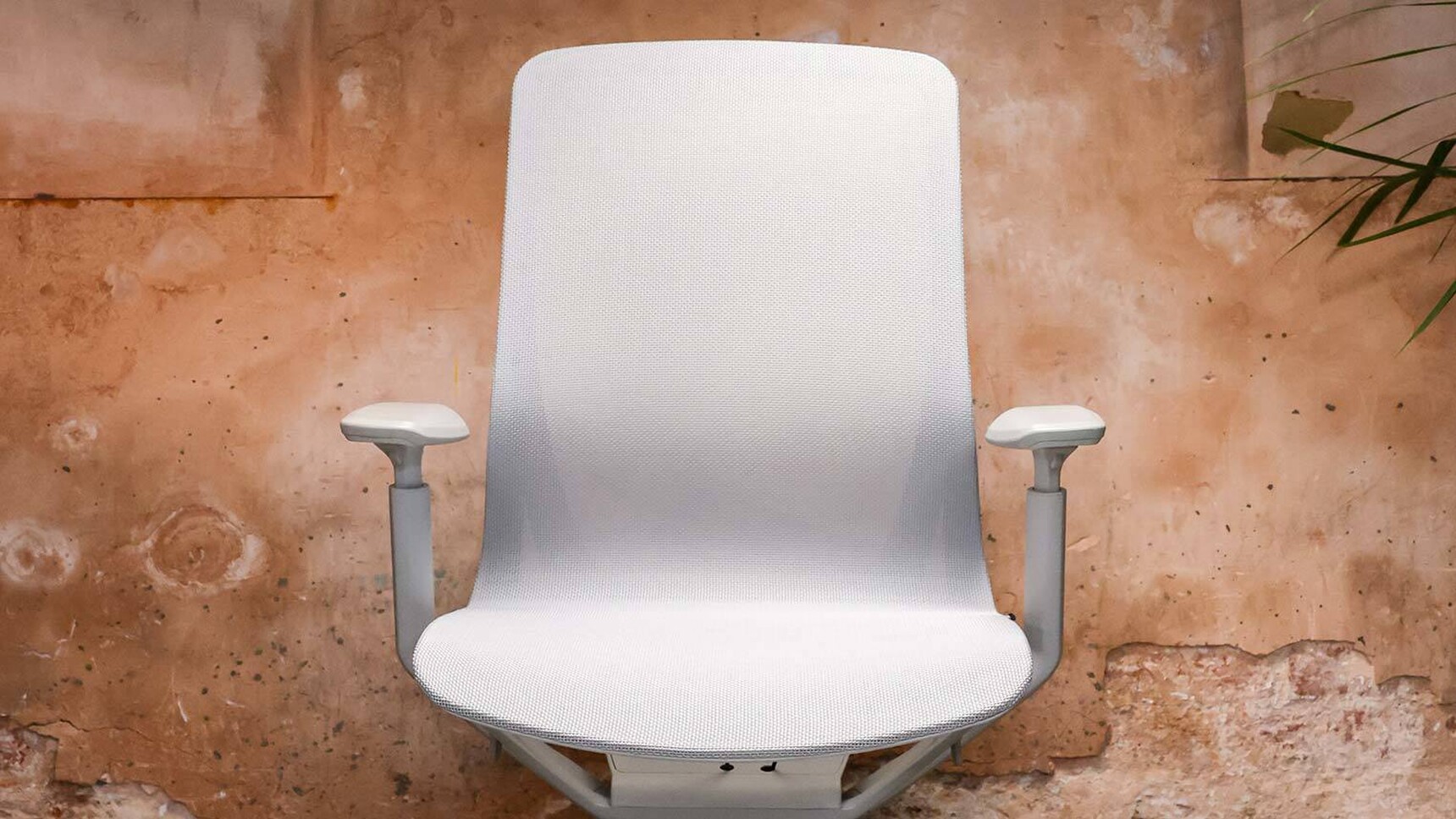 Haiken Hunt Mesh Back Office Chair White Finish Detail Image