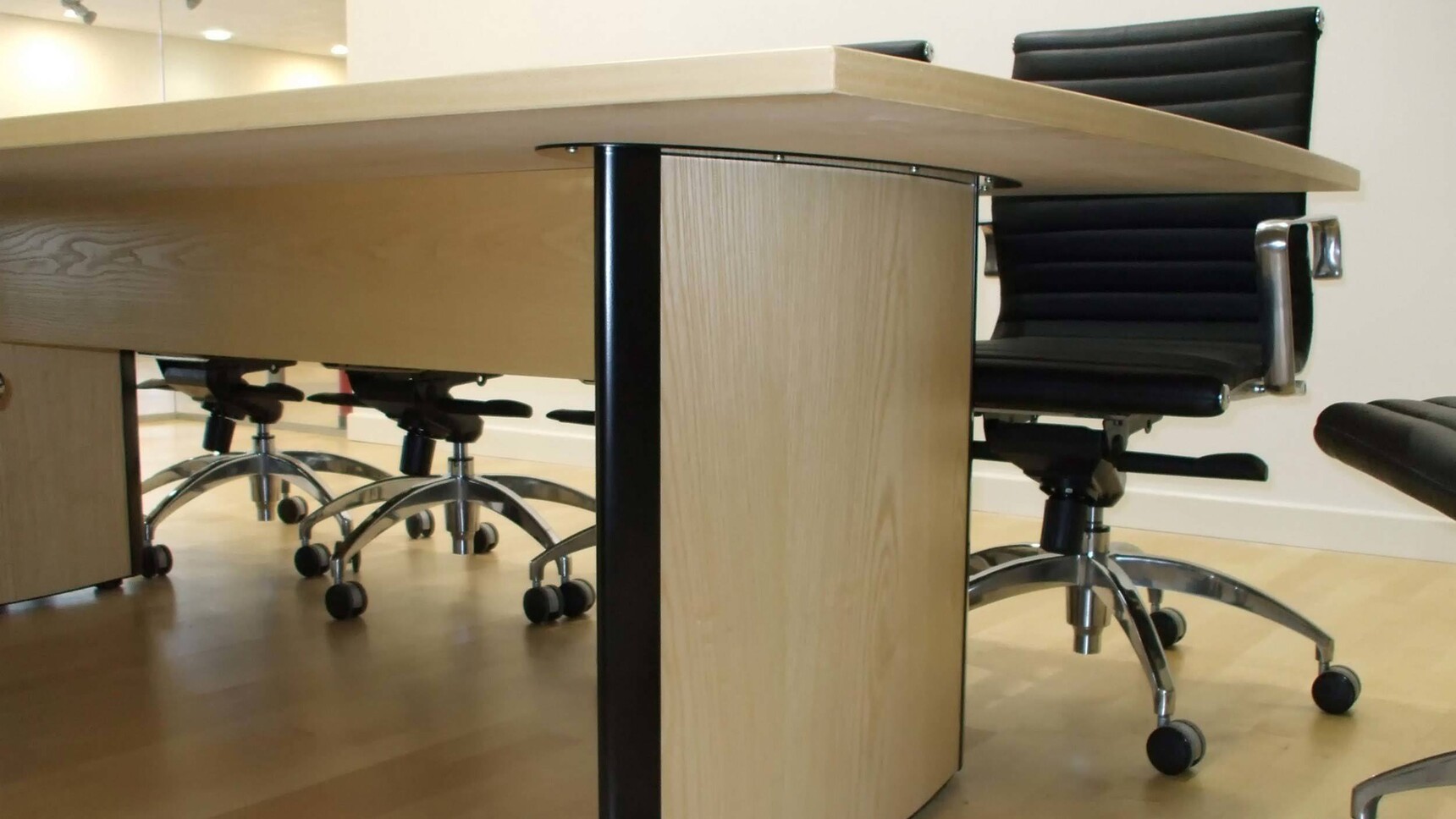 Elite Office Furniture Aerofoil Boardroom Table Wood Finish Detail Image