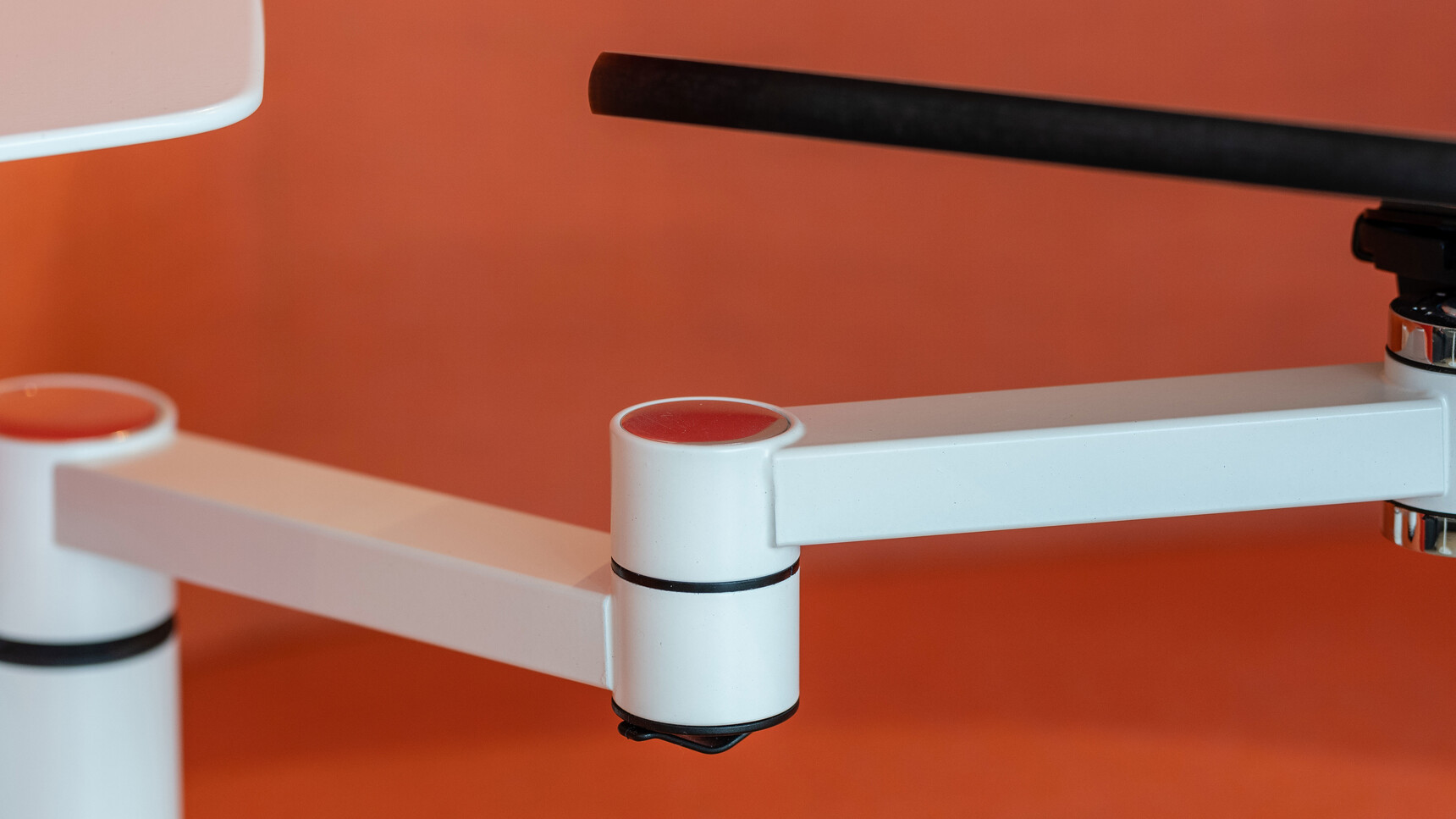 Boss Design Mango Workstation with Surround Screen Showing Articulated Steel Arm With White Table Top Finish Detail Image