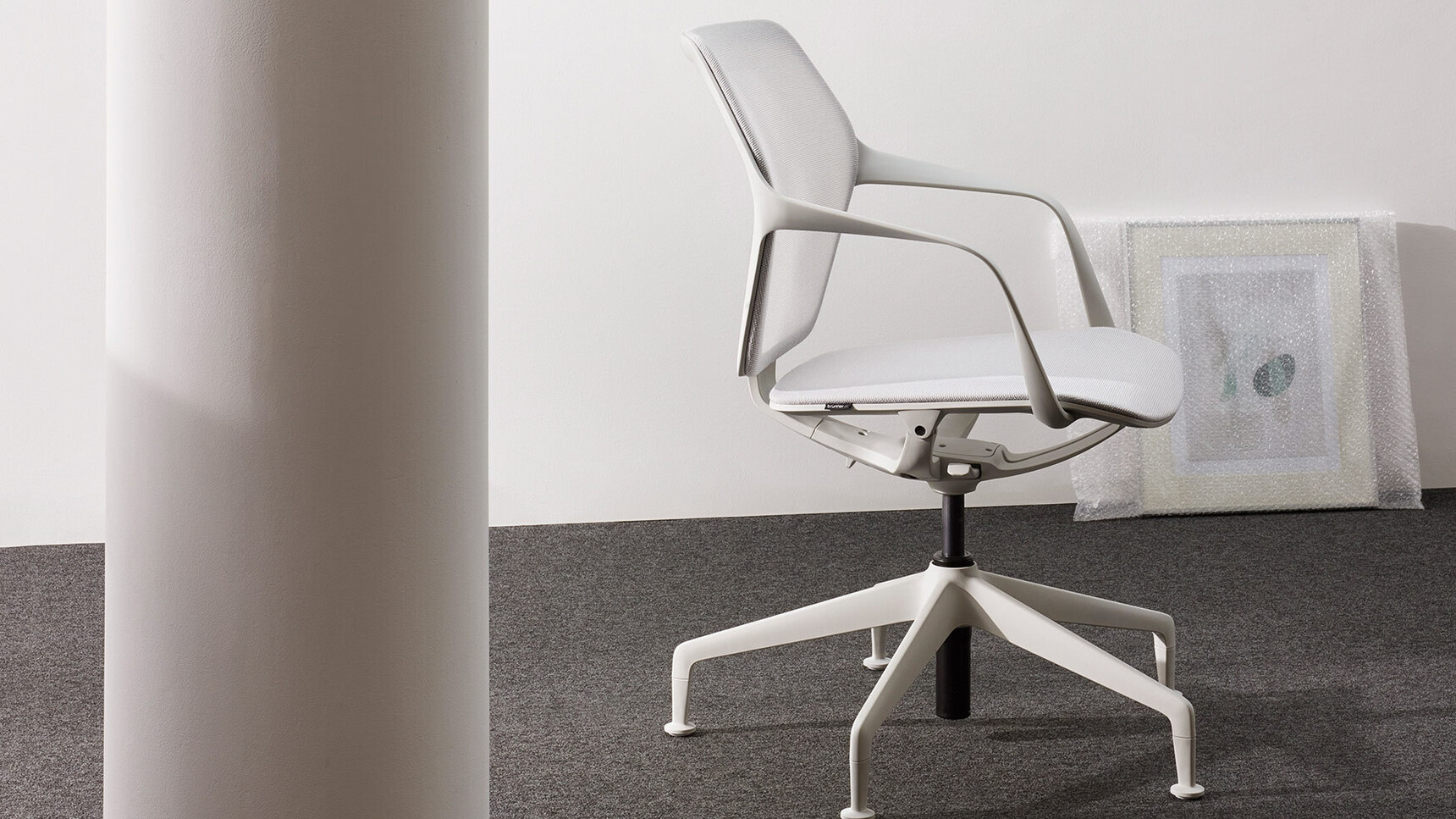 Brunner Ray Work Universal Mesh Swivel Chair With Armrests On Glides Clay Light Finish Detail Image With Pillar