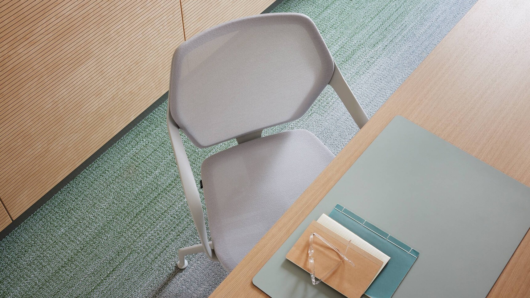 Brunner Ray Work Universal Mesh Swivel Chair With Armrests On Glides Clay Light Finish Detail Image