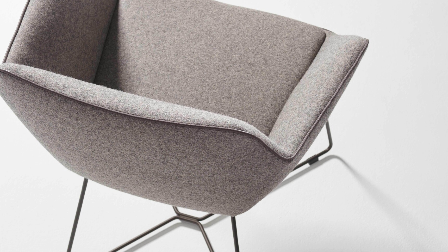 Brunner Ray Soft Swivel Low Back Chair With Integrated Arms | Sled Base 9614A Detail Image