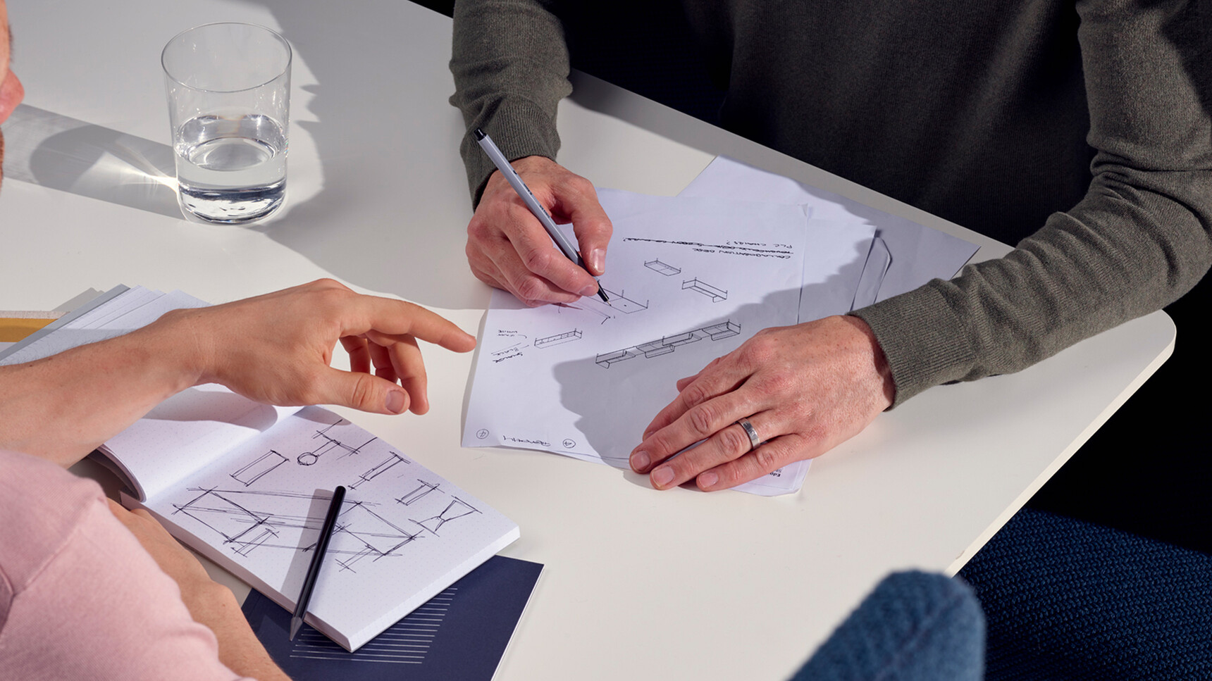 Modus EDH005 Pearson Lloyd Edge Booth 4 Person Booth White Table Detail Image