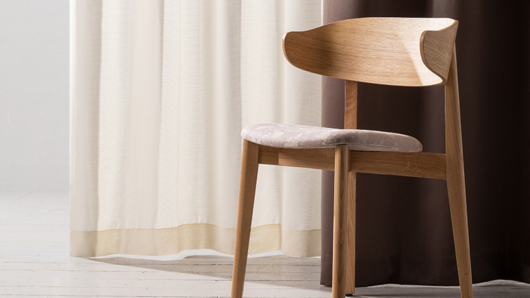 Deadgood Setter Soft Meeting Chair At Curtains Detail Image