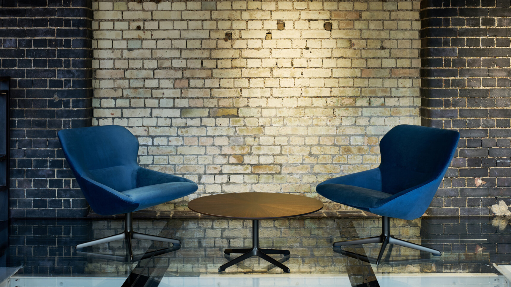 Raymidbackloungefamily