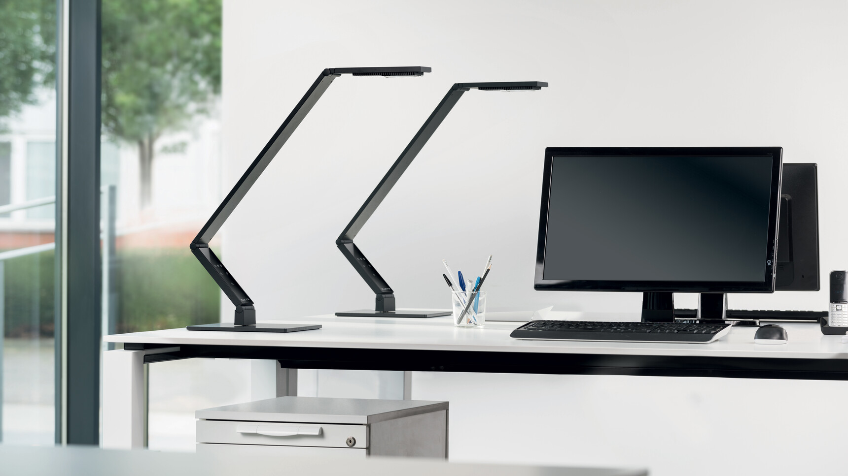 Table Linear Black Insitu 2 Hi Res