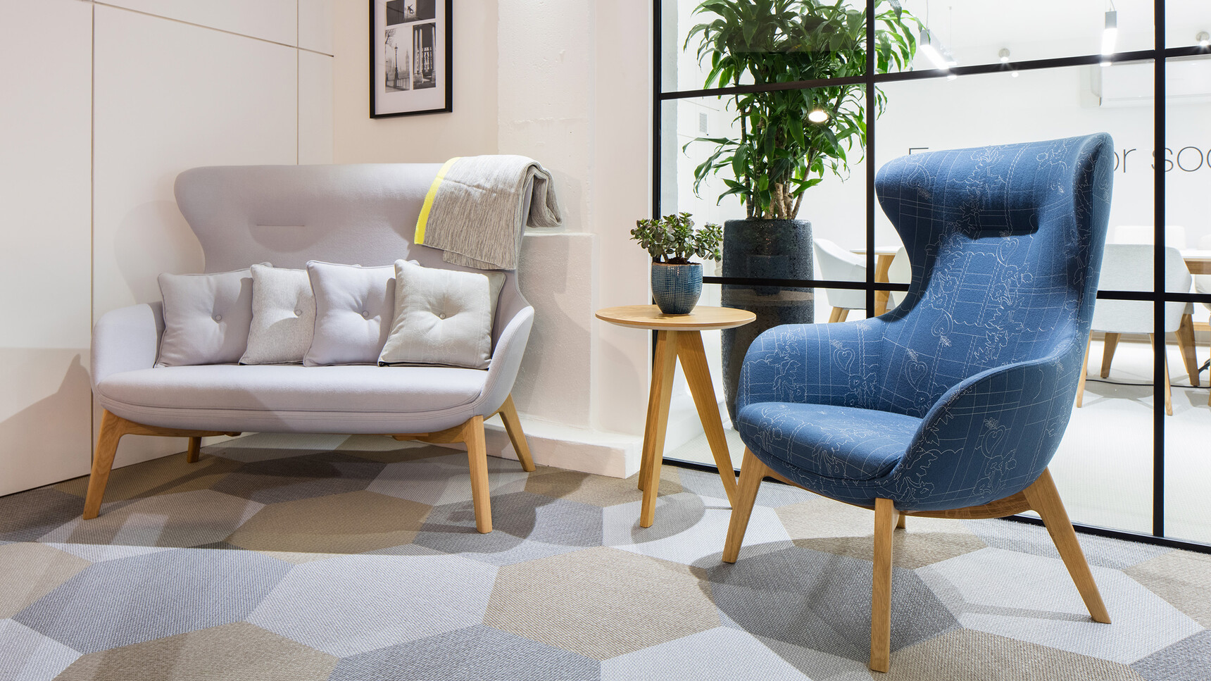 Ilk High And Two Seater Jig Drinks Table Location