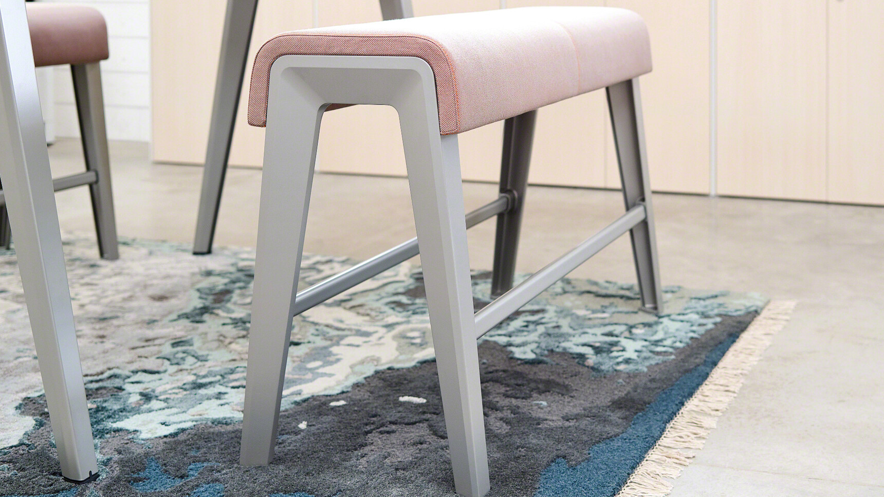 Steelcase Two B-Free Beam Benchs With  Aluminium Legs And  Pink Fabric At Desk With B-Free Desk With Silver Aluminium Legs In Office Environment