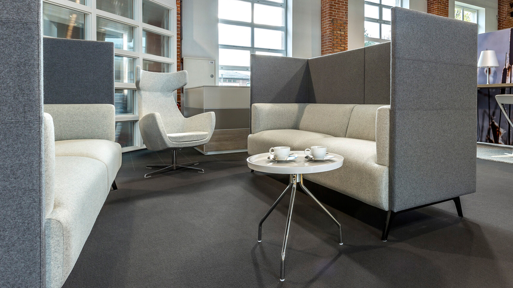 Connectiontrysthighbacksofafamily