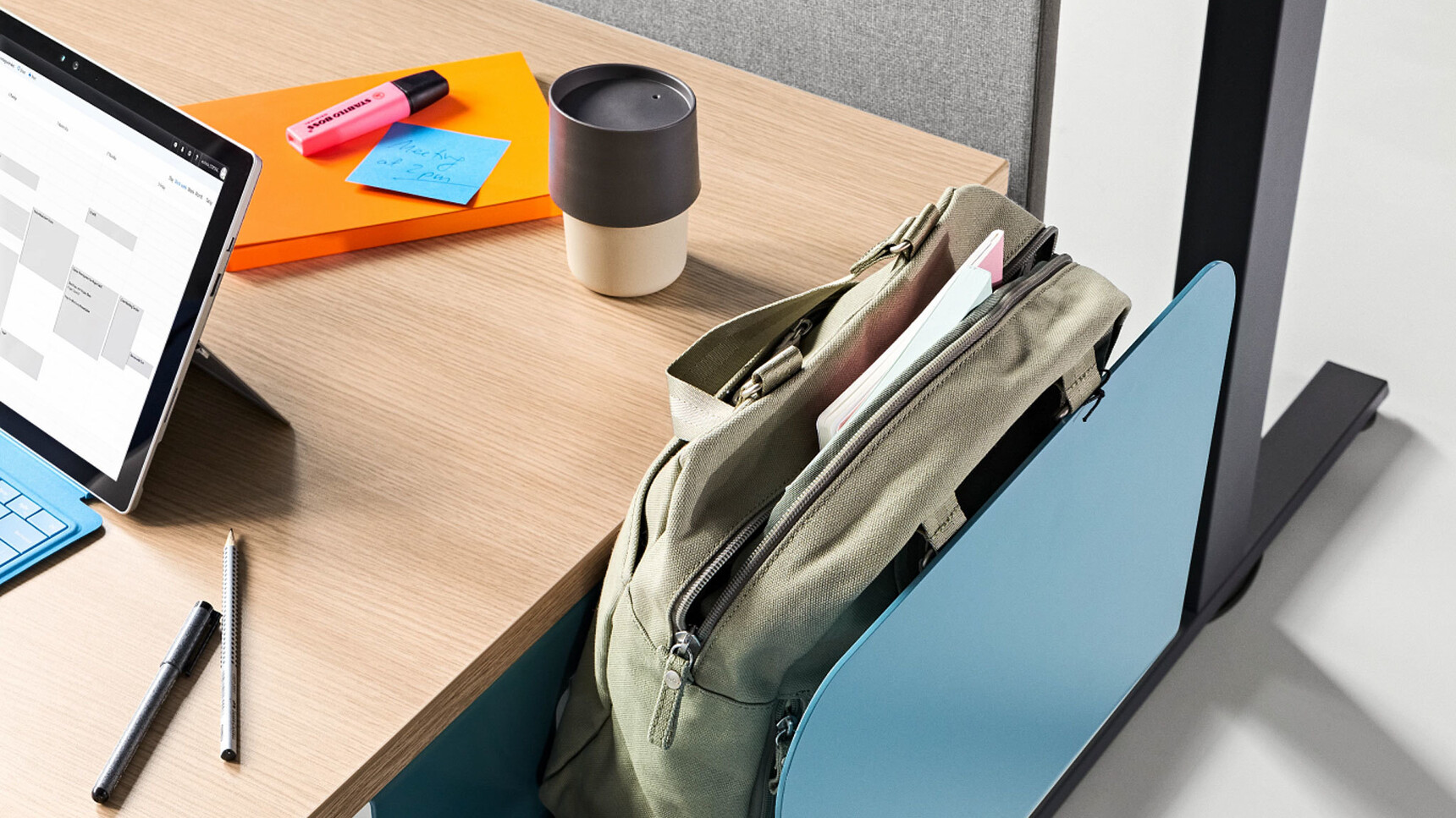 Steelcase Migration SE Height Adjustable Bench Desk With Wood Table Top Finish And Black Leg Finish Detail Image