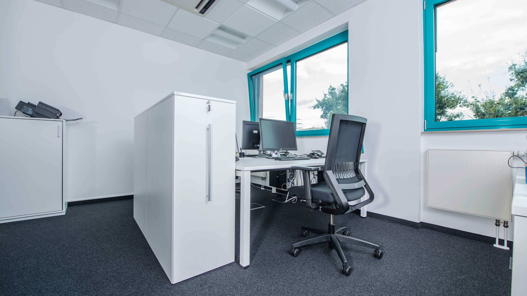 Viasit Impulse Too Mesh Back Office Chair At Desk